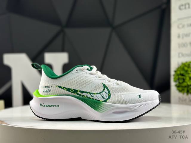 耐克 Nike Zoom Plus 全新跑鞋采用密度更高的材料而且去除了前一代中操作的支撑 撑条设计兼顾迅疾外观和稳固脚感后跟覆面和中足动态支撑巧妙融合缔造稳定