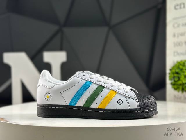 阿迪达斯 Adidas Superstar 2025年新款鞋子 蛇年新款经典贝壳头系列 新款休闲板鞋潮流男女士运动鞋 。鞋面柔软皮革拼接材质 标志性的贝壳鞋头，