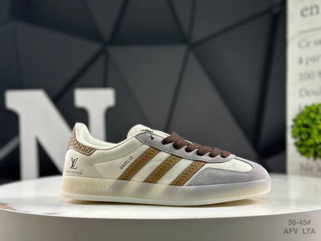 公司级带半码 阿迪达斯 Adidas Samba Og 经典鞋款Adidas 近70年的经典Samba Og 修长的鞋楦,略微尖尖的鞋头,翻毛皮的鞋头拼接,这些