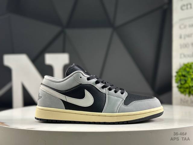 耐克 Air Jordan 1 Low 低帮 蓝柠檬 Aj1 乔丹1代 Aj1 乔1 低邦 蓝黄拼接 乔丹篮球鞋系列 鞋身采用蓝色皮革勾勒轮廓，明黄色注入后跟收