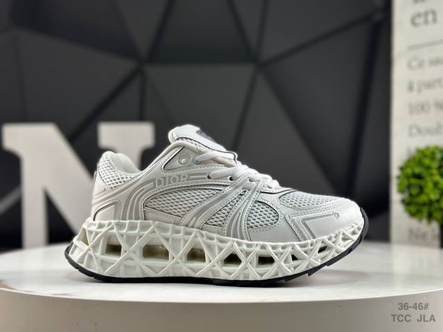 Dior 迪奥 男女鞋，采用环保牛剖革组合网织布鞋面材质，外置藤格纹镂空鞋底饰以法国高奢时装品牌 迪奥 Dior B30 Low-Top Sneaker B30