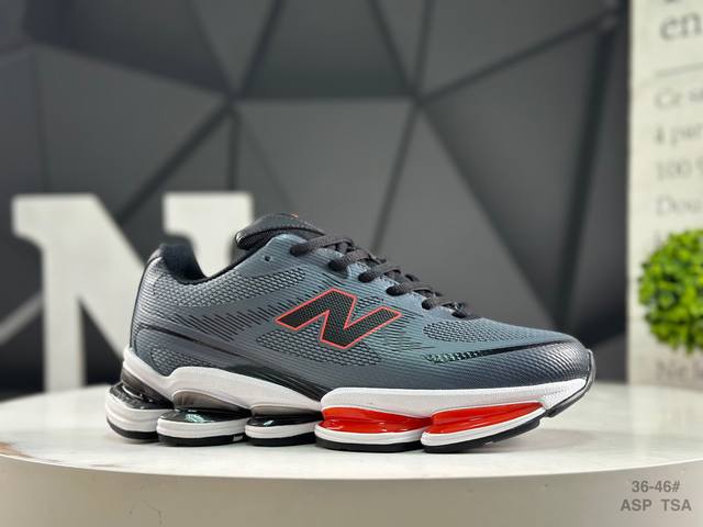 新百伦 New Balance Nb U 0 运动跑步鞋。此复刻经典鞋款，加入当下大热的户外元素，以曾经篮球鞋款型式样加以打造鞋款造型。编织鞋带以及加强稳固鞋底