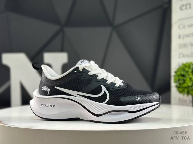 耐克 Nike Zoom Plus 全新跑鞋采用密度更高的材料而且去除了前一代中操作的支撑 撑条设计兼顾迅疾外观和稳固脚感后跟覆面和中足动态支撑巧妙融合缔造稳定