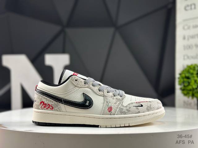 福利特价耐克 Air Jordan 1 Low 此款主张打破传统的工业化流水线设计限制，以Made By Ideas的超级创意为理念，集结众多潮流设计师，结合时