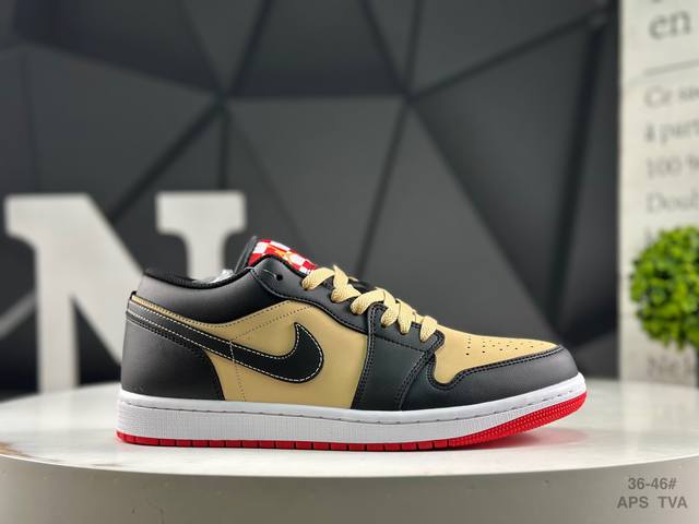 耐克 Air Jordan 1 Low 低帮 蓝柠檬 Aj1 乔丹1代 Aj1 乔1 低邦 蓝黄拼接 乔丹篮球鞋系列 鞋身采用蓝色皮革勾勒轮廓，明黄色注入后跟收