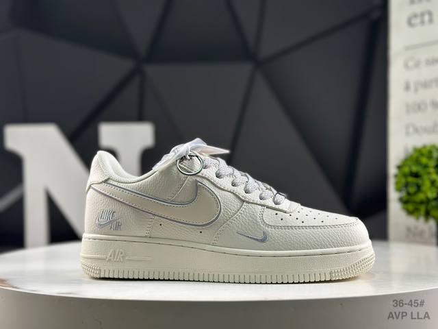 耐克Nike Air Force 1“07空军一号低帮百搭休闲运动板鞋。柔软、弹性十足的缓震性能和出色的中底设计，横跨复古与现代的外型结合，造就出风靡全球三十多