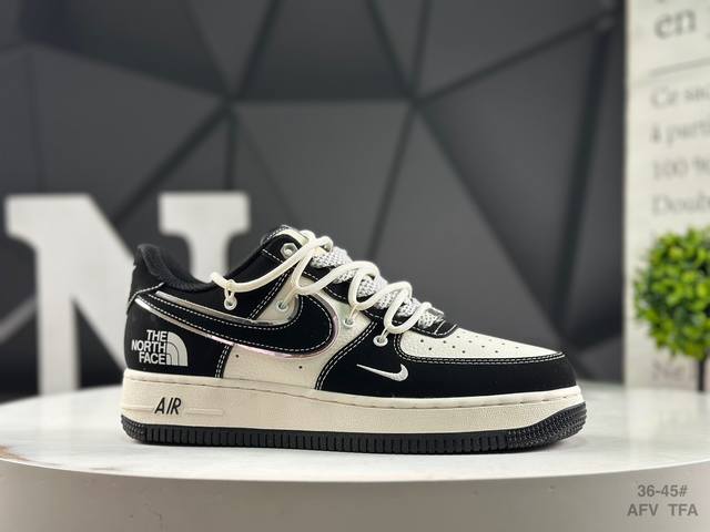 耐克 Nike Air Force 1“07空军一号低帮百搭休闲运动板鞋。柔软、弹性十足的缓震性能和出色的中底设计，横跨复古与现代的外型结合，造就出风靡全球三十
