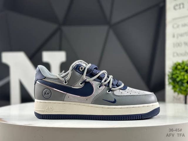 耐克 Nike Air Force 1“07空军一号低帮百搭休闲运动板鞋。柔软、弹性十足的缓震性能和出色的中底设计，横跨复古与现代的外型结合，造就出风靡全球三十
