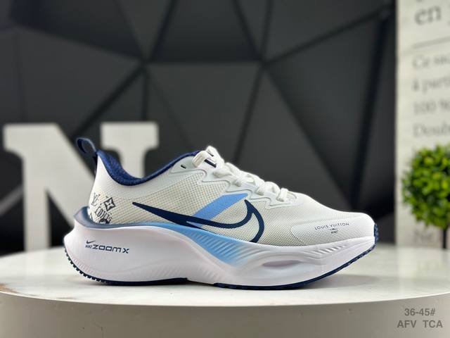 耐克 Nike Zoom Plus 全新跑鞋采用密度更高的材料而且去除了前一代中操作的支撑 撑条设计兼顾迅疾外观和稳固脚感后跟覆面和中足动态支撑巧妙融合缔造稳定