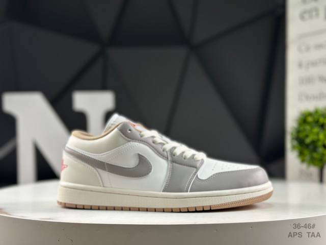 耐克 Air Jordan 1 Low 低帮 蓝柠檬 Aj1 乔丹1代 Aj1 乔1 低邦 蓝黄拼接 乔丹篮球鞋系列 鞋身采用蓝色皮革勾勒轮廓，明黄色注入后跟收