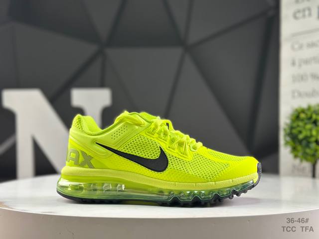 耐克 Nike Air Max 2013 使用网状网作为主要层。背面的Swoosh 标志仍然保留，覆盖着黑色，并与鞋带底部和鞋舌上的Stussy 品牌相匹配货号