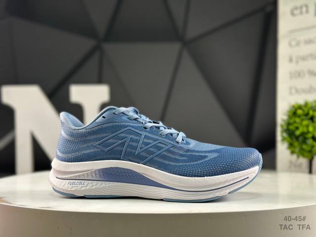 New Balance 新百伦 男鞋真标半码制，原楦原纸版开发版型，采用超轻透气3D针织网纱线材料结构鞋面及打印Logo细节，中底嵌入Fuelcell轻量化技术