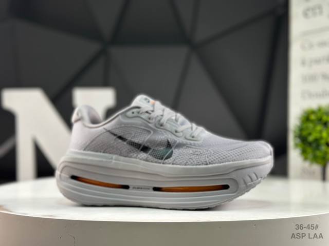 耐克 Nike 与 Levi‘S 携手合作，打造经典 Air Max 95 新风貌。全鞋款换上单宁风格，加上磨损不收边设计，为由两种同色调颜色所组成的梭织鞋面增