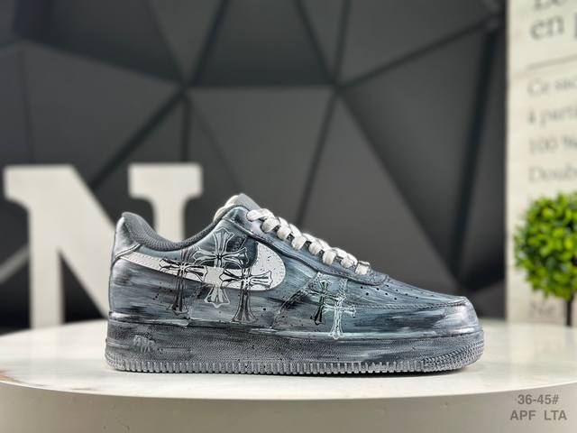 公司级带半码 耐克 Nike Air Force 1’07空军一号低帮百搭休闲运动板鞋。柔软、弹性十足的缓震性能和出色的中底设计，横跨复古与现代的外型结合，造就