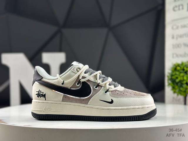 耐克 Nike Air Force 1“07空军一号低帮百搭休闲运动板鞋。柔软、弹性十足的缓震性能和出色的中底设计，横跨复古与现代的外型结合，造就出风靡全球三十