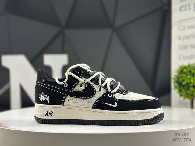 耐克 Nike Air Force 1“07空军一号低帮百搭休闲运动板鞋。柔软、弹性十足的缓震性能和出色的中底设计，横跨复古与现代的外型结合，造就出风靡全球三十