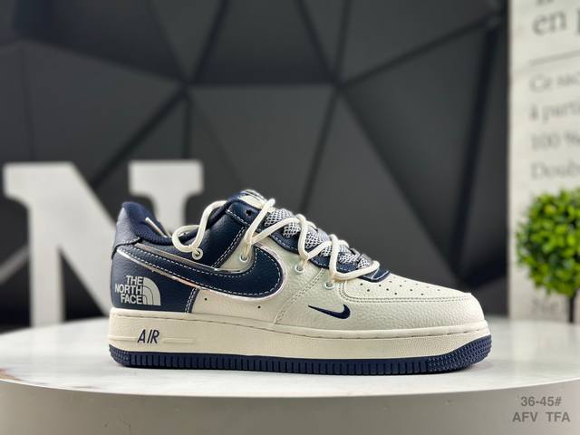 耐克 Nike Air Force 1“07空军一号低帮百搭休闲运动板鞋。柔软、弹性十足的缓震性能和出色的中底设计，横跨复古与现代的外型结合，造就出风靡全球三十