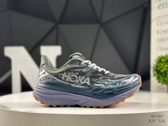 Hoka M Stinson 7 全新配色 一脚蹬系列，这个品牌来自于新西兰的毛利语，Hoka表示大地，One One表示飞越，连起来就是飞越地平线Hoka在超