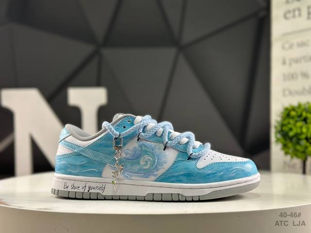 耐克 Nike Dunk Sb顾名思义，具有经典的Dunk血缘，又注入了更多的时尚元素。相较于普通的Dunk滑板鞋，改良版的Dunk Sb加厚了鞋舌的填充，使舒