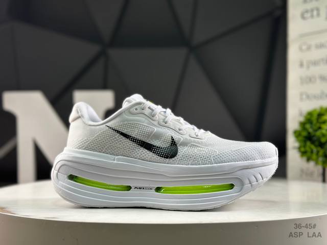 耐克 Nike 与 Levi‘S 携手合作，打造经典 Air Max 95 新风貌。全鞋款换上单宁风格，加上磨损不收边设计，为由两种同色调颜色所组成的梭织鞋面增
