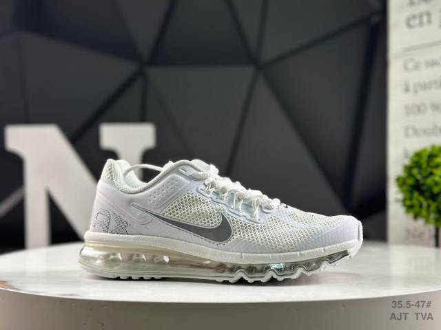 福利降价耐克 Nike Air Max 2013 使用网状网作为主要层。背面的Swoosh 标志仍然保留，覆盖着黑色，并与鞋带底部和鞋舌上的Stussy 品牌相