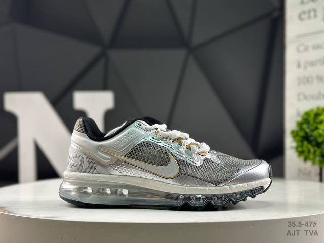 福利降价耐克 Nike Air Max 2013 使用网状网作为主要层。背面的Swoosh 标志仍然保留，覆盖着黑色，并与鞋带底部和鞋舌上的Stussy 品牌相