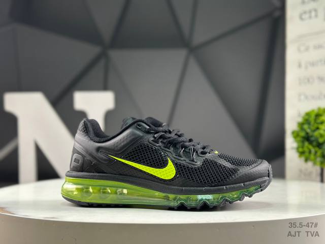 福利降价耐克 Nike Air Max 2013 使用网状网作为主要层。背面的Swoosh 标志仍然保留，覆盖着黑色，并与鞋带底部和鞋舌上的Stussy 品牌相