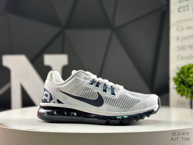福利降价耐克 Nike Air Max 2013 使用网状网作为主要层。背面的Swoosh 标志仍然保留，覆盖着黑色，并与鞋带底部和鞋舌上的Stussy 品牌相