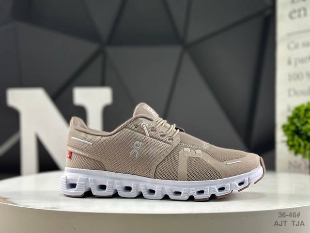 On 昂跑 Cloud 6 轻量运动休闲鞋！脚感很舒服，鞋底柔软且包裹性好，上脚显腿长，不用系鞋带很方便～ 不管休闲还是运动都很百搭。尺码：如图所示 Ajt T