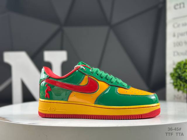 耐克 Nike Air Force 7空军一号低帮百搭休闲运动板鞋。柔软、弹性十足的缓震性能和出色的中底设计，横跨复古与现代的外型结合，造就出风靡全球三十多年的