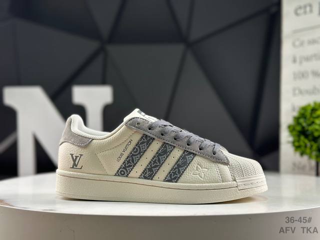 阿迪达斯 Adidas Originals Gazelle Indoor 贝壳头 三叶草休闲防滑耐磨低帮板鞋鞋头出色设计 塑就出众贴合感稳固的后跟贴合足部曲线设