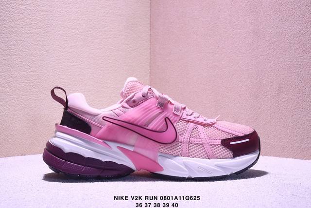 真标耐克Nike V2K Run跑步鞋复古风潮 网面透气运动鞋 灰银紧致的鞋面材质提供良好的包裹性鞋侧 Swoosh以及鞋头部分搭配增添不少亮点的镀铬细节鞋垫上