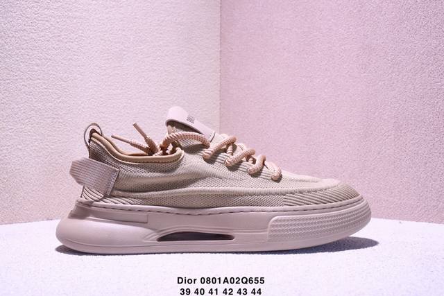 Dior 迪奥网眼织物低帮运动休闲鞋 该款系列采用黑网色眼织物白和色科技料面精心制 作图形标志 外格轻盈的刻雕效果橡胶鞋搭底配标志性点的缀提升格调 内弹部力细节
