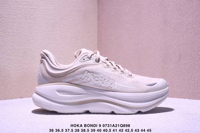 Hoka M Bondi 9 轻盈跑鞋这个品牌来自于新西兰的毛利语，Hoka表示大地，One One表示飞越，连起来就是飞越地平线，One One不是读作“万万
