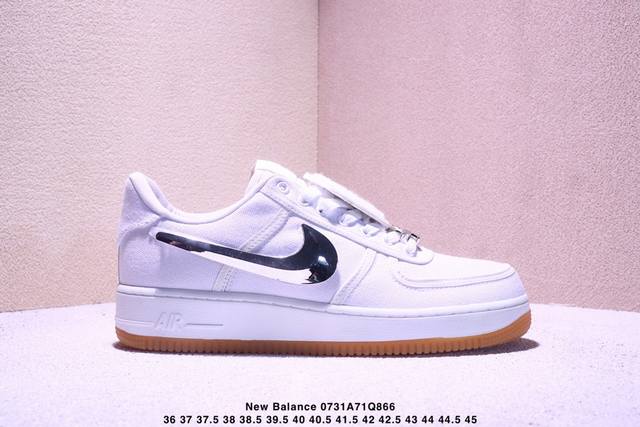耐克 Nike Air Force 1 ’07 空军一号低帮百搭休闲运动板鞋。柔软、弹性十足的缓震性能和出色的中底设计，横跨复古与现代的外型结合，造就出风靡全球