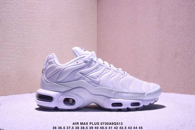 Nike 耐克 男子休闲鞋气垫缓震跑步鞋 Air Max Plus 运动鞋 造型超讨喜！鞋面以帆布和织物材质包裹，保证了轻薄透气，更适合夏季穿着。鞋侧 鱼骨 形