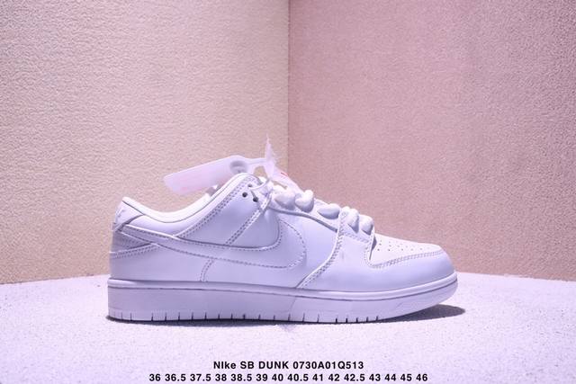 耐克Nk Sb Dunk Low Prm完美还原细节 鞋面结合了翻滚皮革底座和柔软耐用的绒面革覆盖层。 呈现在 Dunk Sb Low 的鞋型上，质感非常独特！