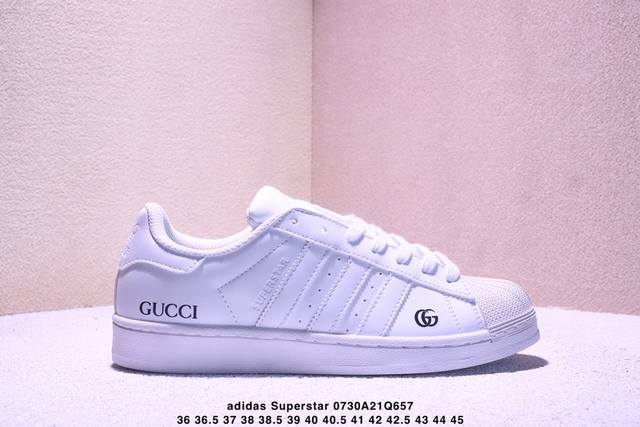 Adidas 阿迪达斯 男女鞋真标半码制，采用硬质荔枝纹牛剖革鞋面材质， 改良全包围Ortholite 欧索莱 透气吸汗鞋垫，正确 版鞋底模具及扇贝头盖片官方新
