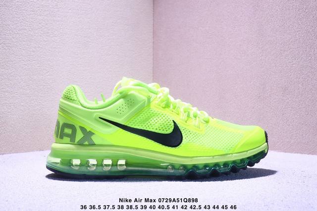 公司级Nike Air Max 2013 联名气垫跑鞋 整体依旧以Stussy标志性的麻布编织材质覆盖 鞋身大面积采用了网眼材质为主 并且后跟部分还带有反勾Sw
