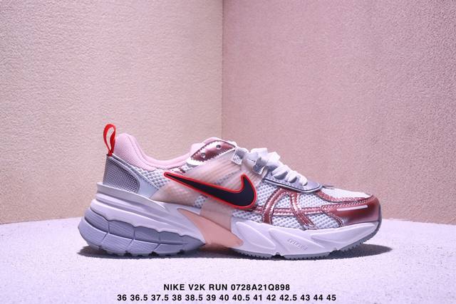 真标耐克Nike V2K Run跑步鞋复古风潮 网面透气运动鞋 灰银紧致的鞋面材质提供良好的包裹性鞋侧 Swoosh以及鞋头部分搭配增添不少亮点的镀铬细节鞋垫上