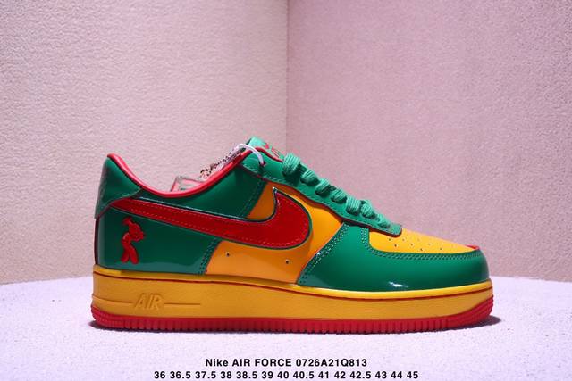 公司级耐克Nike Air Force 7空军一号低帮百搭休闲运动板鞋。柔软、弹性十足的缓震性能和出色的中底设计，横跨复古与现代的外型结合，造就出风靡全球三十多