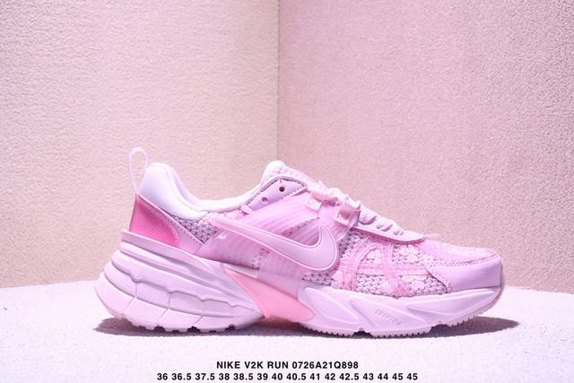 真标耐克Nike V2K Run跑步鞋复古风潮 网面透气运动鞋 灰银紧致的鞋面材质提供良好的包裹性鞋侧 Swoosh以及鞋头部分搭配增添不少亮点的镀铬细节鞋垫上