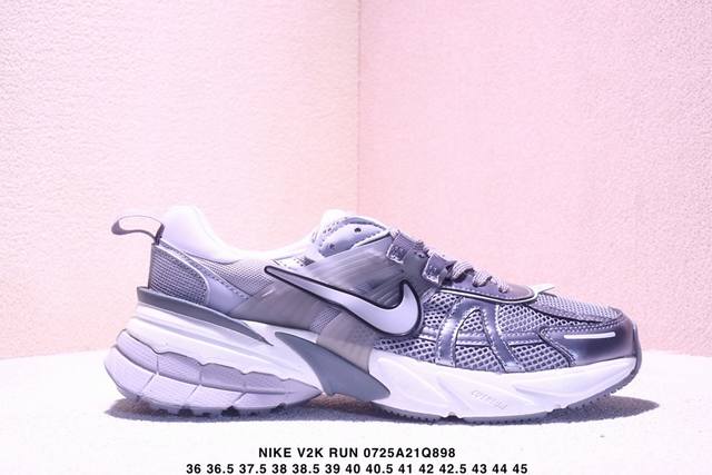 真标耐克Nike V2K Run跑步鞋复古风潮 网面透气运动鞋 灰银紧致的鞋面材质提供良好的包裹性鞋侧 Swoosh以及鞋头部分搭配增添不少亮点的镀铬细节鞋垫上