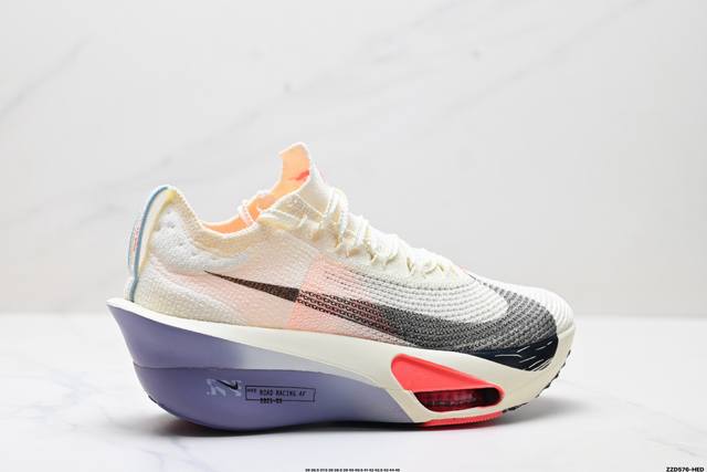 公司级新品发布 Nike Air Zoom Alphafly Next%3 Proto整体采用前作的设计语言，并且对后者的细节进行升级，马拉松和长距离路跑的性能