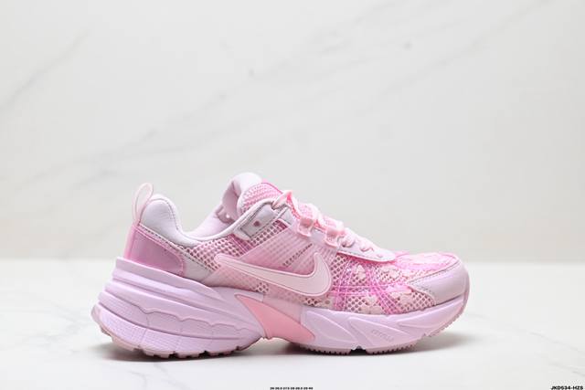 公司级耐克Nike V2K Run跑步鞋复古风潮 网面透气运动鞋 灰银紧致的鞋面材质提供良好的包裹性鞋侧 Swoosh以及鞋头部分搭配增添不少亮点的镀铬细节鞋垫