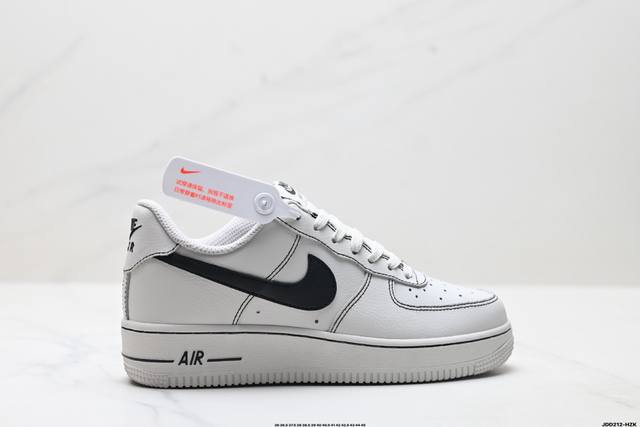 真标耐克Nike Air Force 1’07空军一号低帮百搭休闲运动板鞋。柔软、弹性十足的缓震性能和出色的中底设计，横跨复古与现代的外型结合，造就出风靡全球三