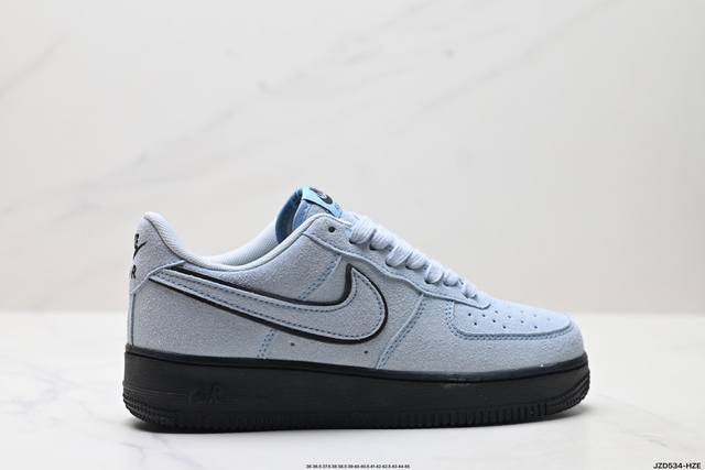 公司级耐克Nike Air Force 1’07空军一号低帮百搭休闲运动板鞋。柔软、弹性十足的缓震性能和出色的中底设计，横跨复古与现代的外型结合，造就出风靡全球