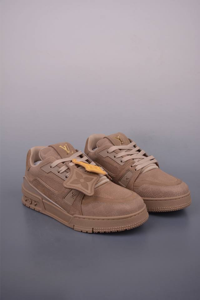 S Lv Trainer 限定联名 最新配色国内限定无售 原版购入历时近两个月开发打造经典多拼色超好看 原版完美楦型 调试了两个月 鞋面独家订制压纹粒面小牛皮大