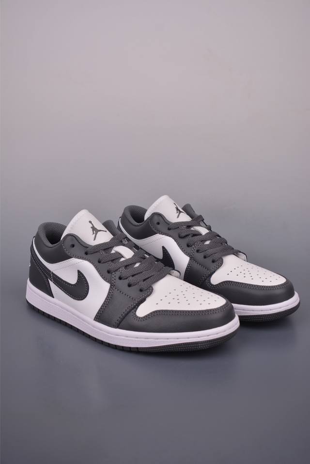 原装裸鞋级 市面最高工艺产物 Air Jordan 1 Low灰白 纯原系列当前市场最优版本 陆续上架全鞋采用原装头层皮，用料扎实 精雕细琢鞋型极致还原 飞翼3