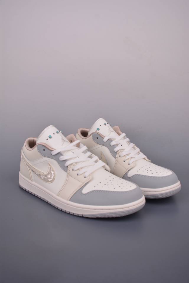 原装裸鞋级 市面最高工艺产物 Air Jordan 1 Low雾霾珍珠 纯原系列当前市场最优版本 陆续上架全鞋采用原装头层皮，用料扎实 精雕细琢鞋型极致还原 飞